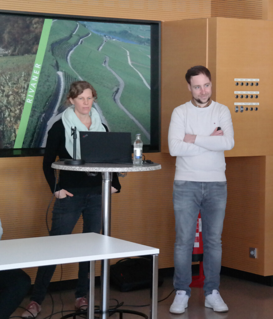 Mareike Schultz (l.) und Christopher Simon beraten beim Weinbauinstitut Viti-Vinicole Winzer.