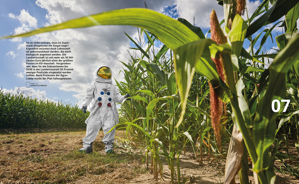 Astronaut auf Maisfeld