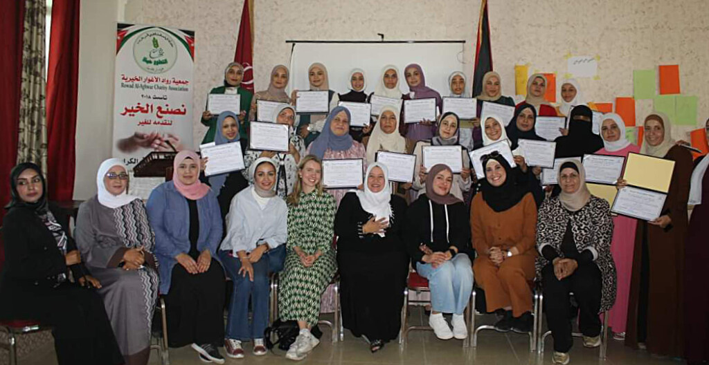 Gruppenbild mit Sophia Maier (vorne, ohne Kopftuch). Die Frauen schwenken freudig ihr Abschlusszertifikat. (Foto: Sophia Maier)