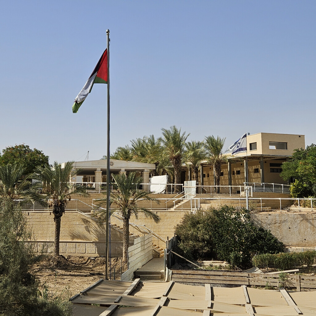 Die Grenze zwischen Jordanien (vorne) und Israel wird an der Taufstelle Jesu durch den Fluss Jordan (in der Mitte zwischen den Mauern) getrennt. (Foto: Sophia Maier)