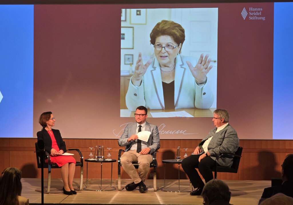 Die Historikerin Prof. Dr. Daniela Neri-Ultsch diskutierte mit Dr. Petrizik (Leiter des Archiv für Christlich-Soziale Politik der HSS) und Domkapitular Clemens Bieber (rechts) über die Biographie von Barbara Stamm.