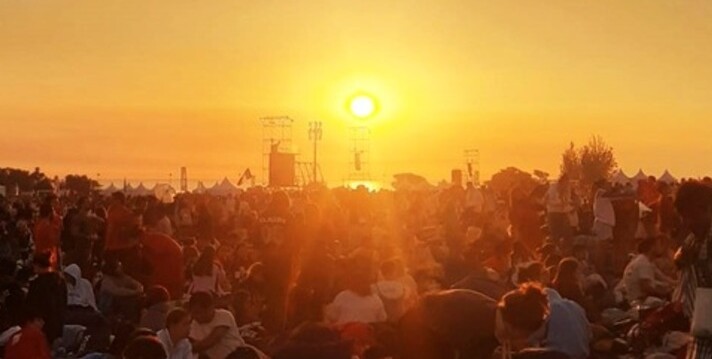 Sonnenaufgang am Sonntagmorgen vor der Aussendungsmesse (Foto: R. Hospodár)