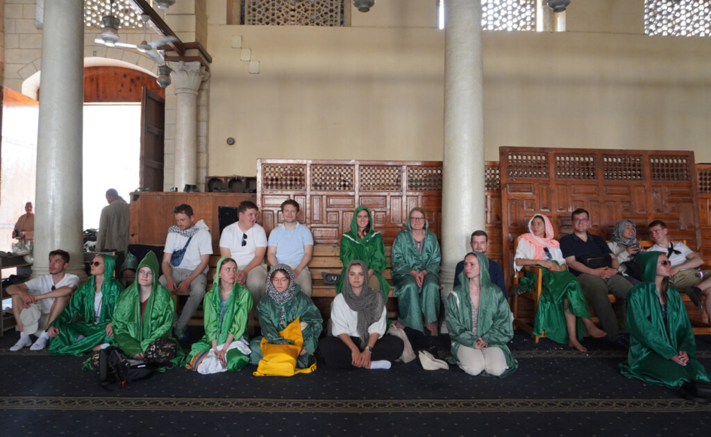 Die Stipendiaten beobachten das Gebet in der Amr-ibn-al-As-Moschee