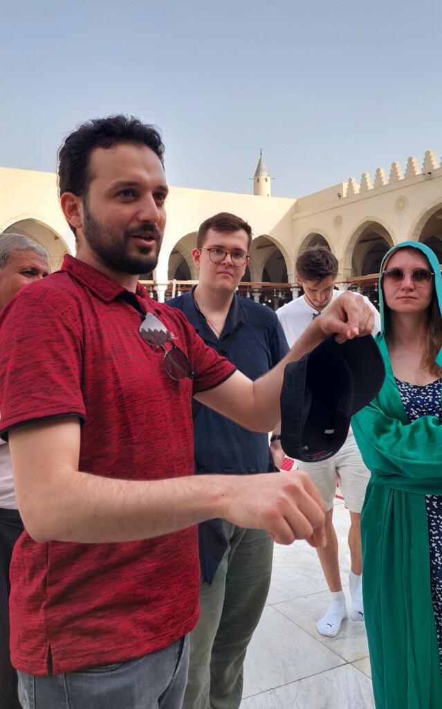 Hassen erklärt seine Religion in der Amr-ibn-al-As-Moschee